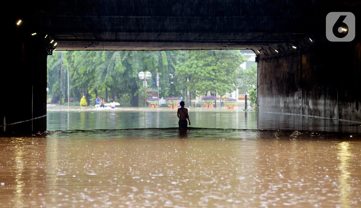 Banjir merendam terowongan di Jalan DI Panjaitan, Jakarta, Selasa (25/2/2020). Hujan yang mengguyur Jakarta sejak dini hari tadi membuat kawasan tersebut terendam banjir sekitar satu meter. (merdeka.com/Imam Buhori)