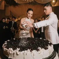 Momen Alyssa Daguise dan Al Ghazali Tabur Gula Halus di Kue Pernikahan. [@alyssadaguise]