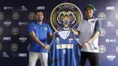 Pelatih Siliwangi Bandung, Ali Budimansyah, bersama kapten Fadlan menunjukan jersey baru di Bandung, Kamis (30/11/2017). Siliwangi Bandung mengenalkan skuad baru untuk menyongsong kompetisi IBL musim depan. (Bola.com/M Iqbal Ichsan)