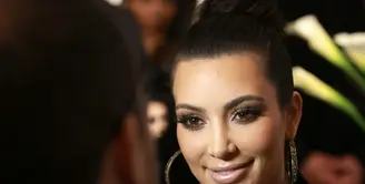 Kim Kardashian dikabarkan tengah menghadapi masa kelam akibat sakit yang diderita Kanye West dan trauma pada dirinya. Namun di tengah itu semua, Kim tetap merayakan ulang tahun Saint West yang pertama. (AFP/Bintang.com)
