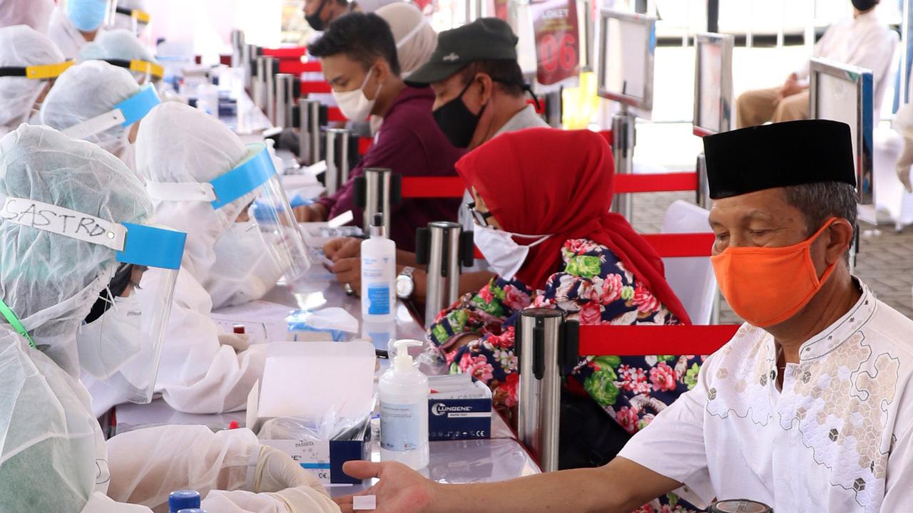 Warga Ciledug Ikuti Rapid Test Massal