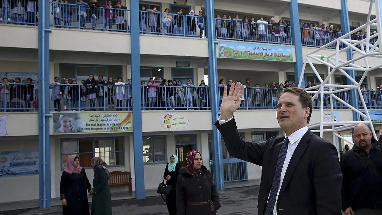 Komisaris UNRWA Pierre Krahenbuhl, menyapa siswa-siswi di sekolah yang dikelola UNRWA untuk anak-anak pengungsi Palestina di Jalur Gaza (File / AP PHOTO)