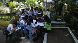 Hampir 20.000 orang mengungsi dari gunung berapi Filipina yang meletus dan berlindung di sekolah-sekolah, sehingga mengganggu pendidikan bagi ribuan siswa, banyak di antaranya yang mengikuti pelajaran di kapel, tenda, atau di bawah pohon, demikian ungkap para pejabat pada hari Jumat. (AP Photo/Aaron Favila)