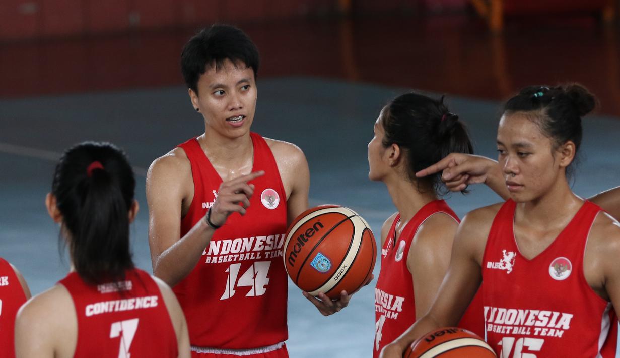 Kapten Timnas Basket Putri, Wulan Ayuningrum, memberi semangat kepada rekan-rekannya. (Bola.com/Arief Bagus)