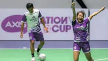 Safira Ika (kanan) melakukan selebrasi setelah mencetak gol saat mengikuti kegiatan fun match AXIS Nation Cup 2023 di Istora Senayan, Jakarta, Minggu (15/10/2023). (Bola.com/Bagaskara Lazuardi)