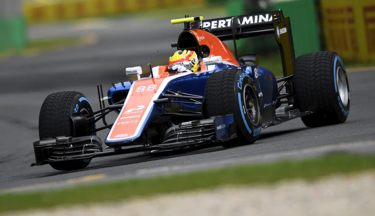 Pembalap F1 tim Manor Racing, Rio Haryanto mengendarai mobilnya saat sesi latihan pertama di Australian Formula One Grand Prix di Melbourne (18/3). Rio akan melakukan debutnya di Sirkuit F1 Albert Park. (REUTERS/Jason Reed)