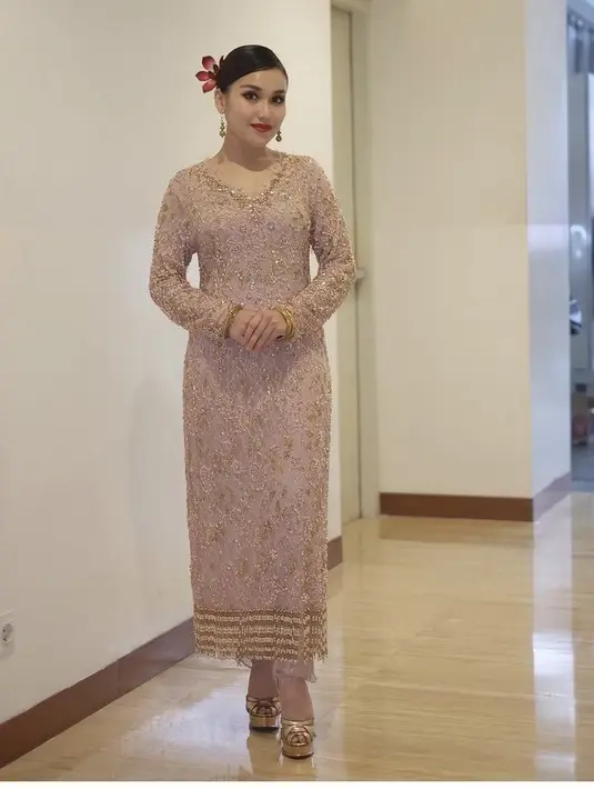 <p>Brokat juga bisa dibuat menjadi model baju Melayu seperti Ayu Ting Ting ini, membuatmu nampak elegan. @ayutingting92</p>