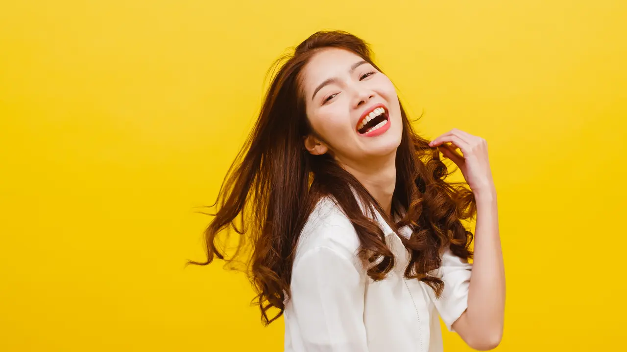 perempuan tersenyum