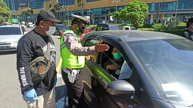 Penyekatan pengendara saat PPKM Darurat di Jatim. (Dian Kurniawan/Liputan6.com)