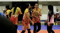 Tim putri Jakarta PGN Popsivo Polwan kalah 1-3 dari Bandung Bank BJB Pakuan pada seri pertama Final Four Proliga 2018 di GOR Ken Arok, Malang, Sabtu (31/3/2018). (Bola.com/Iwan Setiawan)