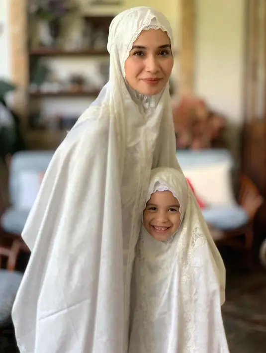 Hubungan ibu dan anak ini selalu terlihat kompak saat memakai outfit baju muslim mereka pada hari Idul Fitri. (Liputan6.com/IG/@marshatimothy)