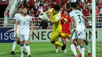 Kiper Irak U-23, Hussen Hasan berhasil menangkap bola dari ancaman pemain Timnas Indonesia U-23 pada laga perebutan tempat ketiga Piala Asia U-23 2024 di Abdullah bin Khalifa Stadium, Doha, Qatar, Kamis (2/5/2024). (AFP/Karim Jaafar)