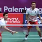 Ganda putra Indonesia, Fajar Alfian/M Rian Ardianto mengembalikan kok ke arah pemain Jepang, Takuto Inoue/Yuki Kaneko pada semifinal Bulutangkis Beregu Putra Asian Games 2018 di Jakarta, Selasa (21/8). (Liputan6.com/Helmi Fithriansyah)