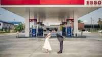 Sepasang kekasih yang bekerja di pom bensin buktikan pom bensin pun bisa menjadi tempat prewedding yang indah