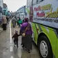 Peserta Mudik Aman Mudik Sehat Kementerian Perhubungan bersiap menaiki bus tujuan kampung halamannya di Terminal Jatijajar, Depok, Jawa Barat, Kamis (28/4/2022). Sekitar 3.000 penumpang diberangkatkan dengan 106 bus yang telah disiapkan oleh Dirjen Darat Kementerian Perhubungan. (Liputan6.com/Faizal Fanani)