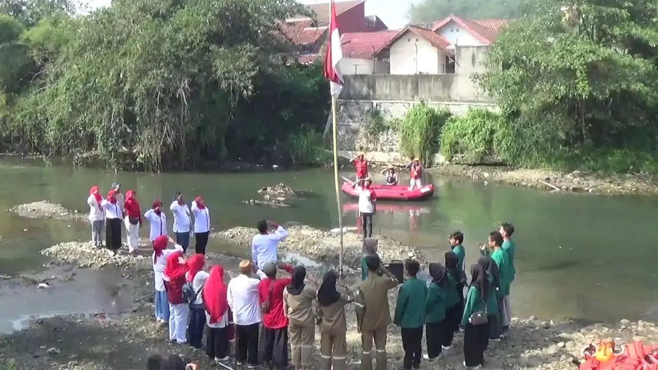 Relawan Lingkungan Gelar Upacara HUT ke-78 Kemerdekaan RI di Sungai Ciliwung