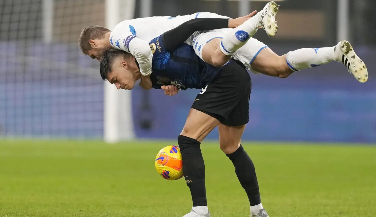 Inter Milan harus bersusah payah hingga extra time untuk mengalahkan Empoli dengan skor 3-2 dalam partai babak 16 besar Coppa Italia 2021/22, Kamis (20/1/2022). (AP/Antonio Calanni)