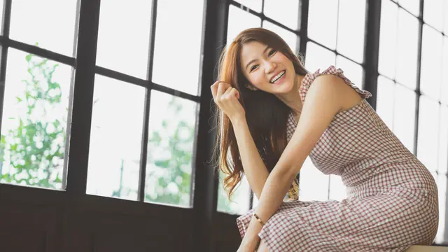 Bergaya Retro dengan Checkered Mini Dress