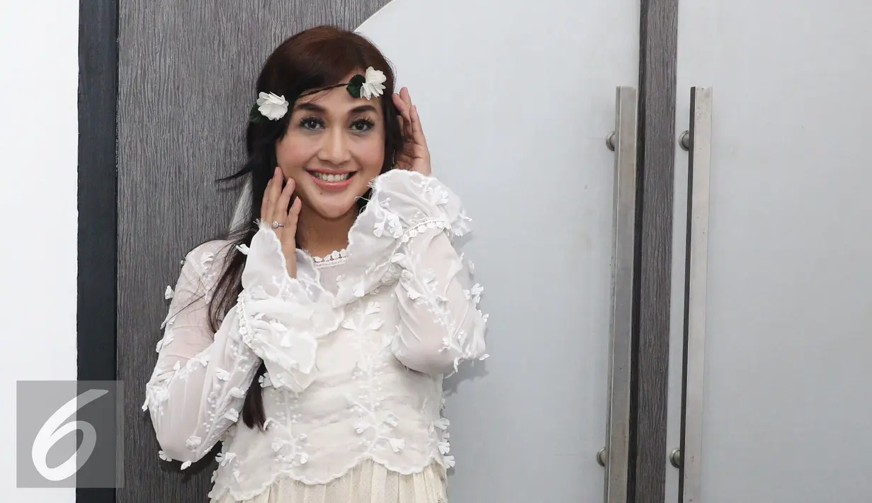 Paramitha Rusady usai berlatih vokal di Studio Erwin Gutawa, Jakarta, Senin (21/11). Paramitha dikabarkan dekat dengan seorang aktor berkebangsaan Belanda, Hans de Kreker. (Liputan6.com/Herman Zakharia)