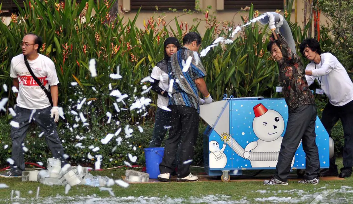 Ternyata salju tersebut muncul dari sebuah alat pembuat salju buatan dari Jepang. Alat yang memiliki berat 20 Kg itu nantinya akan digunakan dalam acara Matsuri di Plaza Senayan, Minggu (14/9/2014) (Liputan6.com/Miftahul Hayat)