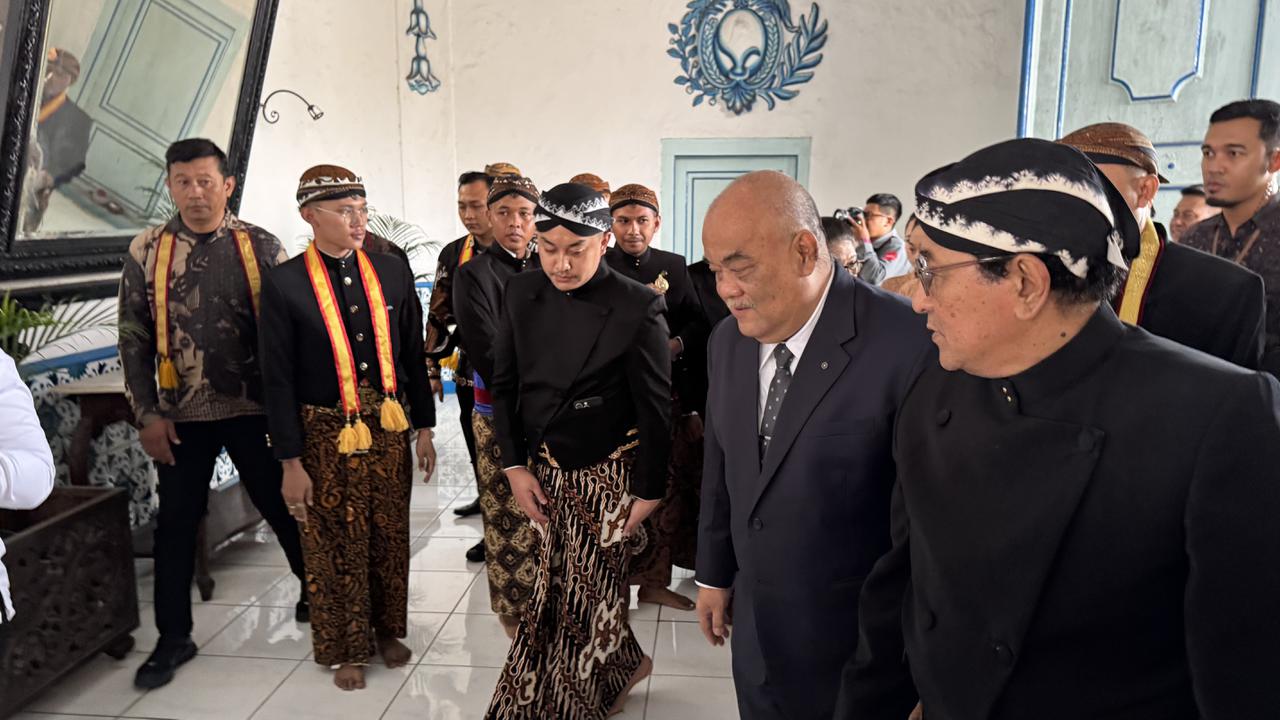 KGPAA Hamangkunegoro Sudibyo Rajaputra Narendra Mataram (tengah)