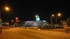 Pemandangan jalan yang sepi di tengah jam malam 36 jam untuk mencegah protes terhadap Presiden Sri Lanka Gotabaya Rajapaksa di Kolombo, 2 April 2022. Perintah datang sehari setelah pemberlakukan keadaan darurat menyusul protes keras atas krisis ekonomi terburuk negara itu. (Ishara S. KODIKARA/AFP)
