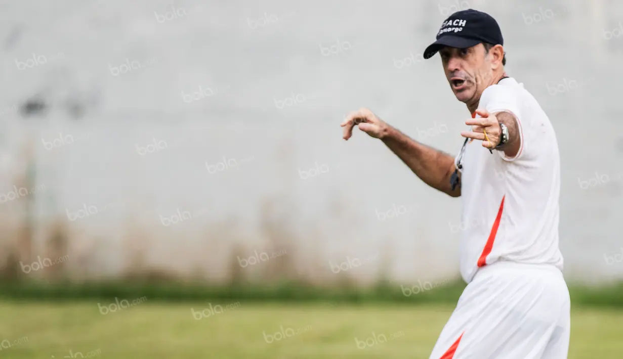 Pelatih Persija Jakarta, Paulo Camargo, memimpin latihan anak asuhnya di Lapangan Villa 2000, Tangerang Selatan, Rabu (30/3/2016). (Bola.com/Vitalis Yogi Trisna)