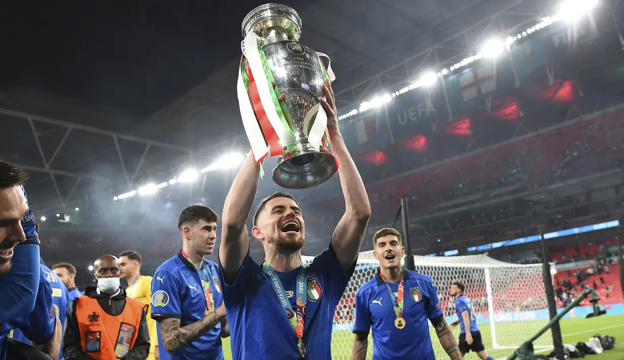 Jorginho. Gelandang Italia ini meraih trofi pemain terbaik Eropa pada musim 2020/2021 usai membawa Chelsea menjuarai Liga Champions dan Timnas Italia merebut trofi Euro 2020. Trofi Ballon d'Or 2021 diraih Lionel Messi usai mengungguli Robert Lewandowski dan dirinya. (AP/Pool/Andy Rain)