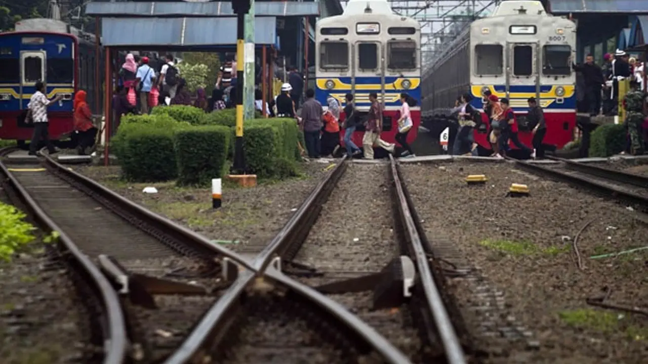 Lakukan 7 Hal Ini Saat Kereta Api 'Commuter Line' Tersendat