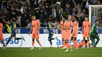 Reaksi pemain Barcelona saat pemain Alaves, Ibrahim Diabate, mencetak gol dalam laga jornada 36 La Liga Spanyol, di Mendizorroza Stadium, Vitoria, Kamis (14/5/2026) dini hari WIB. (ANDER GILLENEA / AFP)