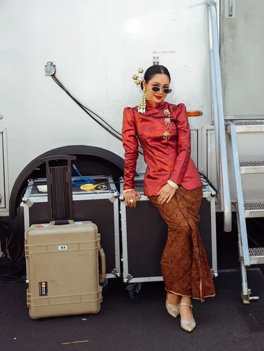 Kebaya pun dipadukan dengan bawahan kain batik coklat yang semakin membuat Andien tampil elegan. Serta kitten heels tertutup di bagian depan warna gold dengan strap.  [@andienaisyah]