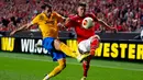 Guilherme Siqueira (Benfica - kanan) berusaha melewati hadangan pemain   Juventus, Martin Caceres, pada laga pertama semifinal Liga Europa di stadion Luz, Lisbon (25/4/2014). (REUTERS/Rafael Marchante)