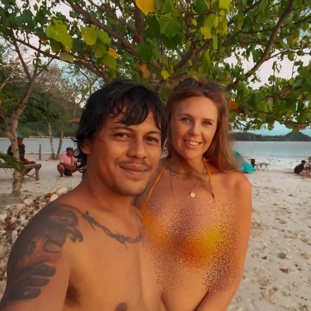 6 Potret Mesra Mayky Wongkar dan Kekasih Bulenya, Babymoon di Lombok