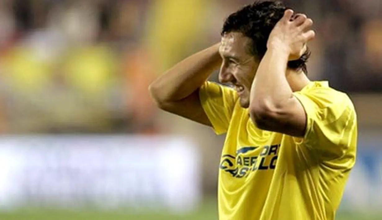 Villarreal's Santi Cazorla reacts during a UEFA cup return leg football match against Zenit at the Madrigal stadium in Villarreal on February 21, 2008. AFP PHOTO/DIEGO TUSON