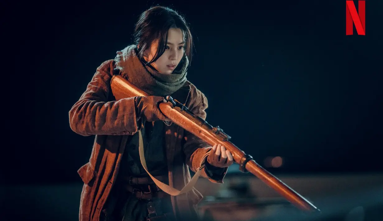 Sutradara Jung Dong Yoon mengatakan, “Setting kami pada Musim Semi 1945 menciptakan pertanyaan tentang sisi mana yang harus diambil oleh setiap karakter.” (Foto: Netflix KR)