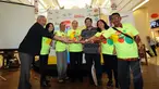 Ketua Pundi Amal SCTV, M Risanggono (kiri) bersama penyelenggara ”Run for Leprosy” berfoto bersama usai menggelar jumpa pers di Mall Alam Sutera, Tangerang, Kamis (26/2/2015). (Liputan6.com/Helmi Fithriansyah)