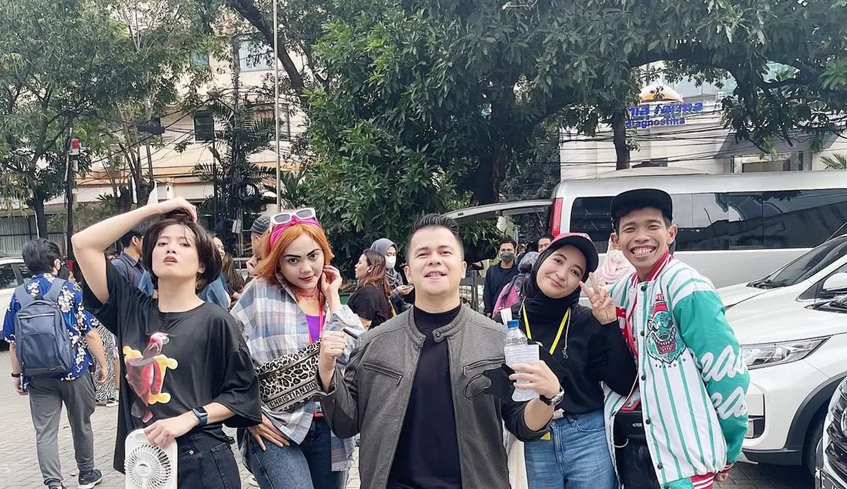 Rina Nose tak hanya sendiri. Dia datang bersama rekan sesama artis untuk unjuk kebolehan dengan berlenggak-lenggok di Citayam Fashion Week. Datang bersama Rina Nose antara lain, Chika Jessica, Handika Pratama, Arafah Rianti, dan Dede Sunandar.
(Instagram/chikajessica88)