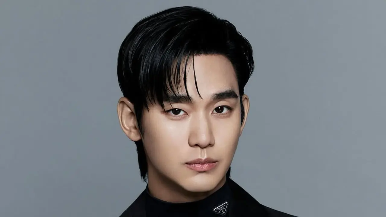 Kim Soo Hyun Bergabung Jadi Duta Prada, Kenakan Setelan Serba Hitam di Peresmian