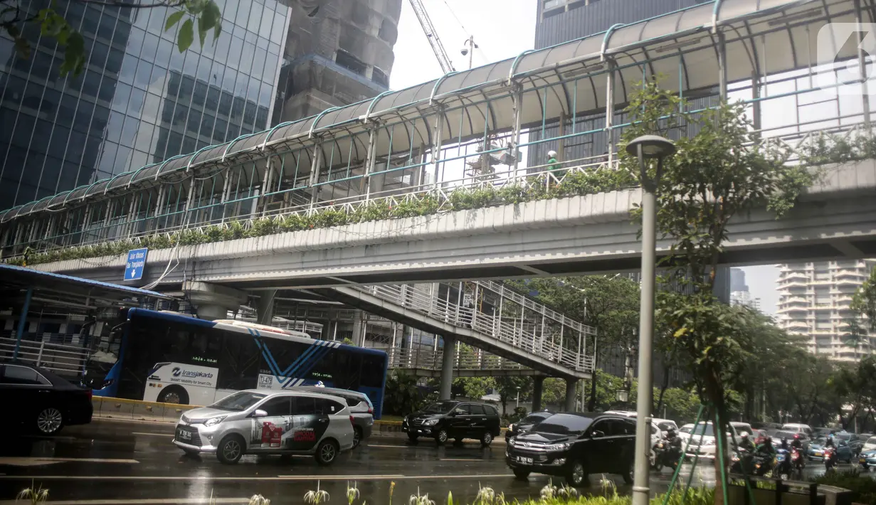 Kendaraan melintas di bawah jembatan penyeberangan orang (JPO) dekat Unika Atma Jaya, Jakarta, Rabu (13/11/2019). Kepala Dinas Bina Marga DKI Jakarta Hari Nugroho mengatakan atap JPO dekat Unika Atma Jaya dan Hotel Le Meridien di Jalan Jenderal Sudirman akan dicopot. (Liputan6.com/Faizal Fanani)