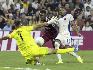 Gelandang Chelsea Christopher Nkunku berebut bola dengan kiper Servette Joel Mall (kiri) dan bek Servette Bradley Mazikou (tengah) pada leg kedua play-off UEFA Conference League 2024/2025 di Stadion de Gevene, Jumat (30/8/2024) dini hari WIB. (Salvatore Di Nolfi/Keystone via AP)