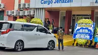 Pengamanan dari Polres Bandara Soekarno-Hatta diturunkan untuk pengawalan jenazah Emmeril Kahn Mumtadz, putra Gubernur Jawa Barat Ridwan Kamil di Terminal Kargo Bandara Soetta, Tangerang (Liputan6.com/Pramita Tristiawati)