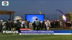 Proses seremonial diselenggarakan di pinggir Pantai Nusa Dua, Bali, dan diberikan oleh managing editor majalah ekonomi tersebut.
