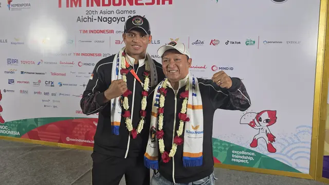 Petinju Indonesia Maikhel Muskita dan sekjen Perbati Hengky Silatang