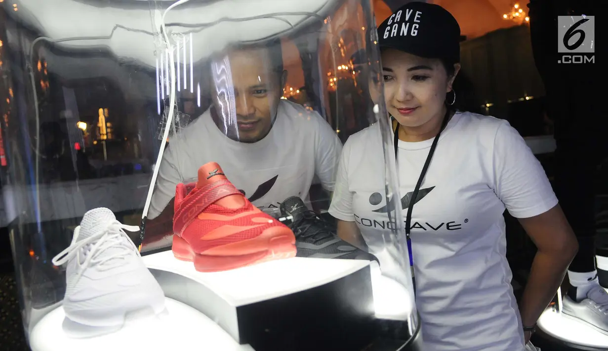 Pengunjung melihat sepatu bola Convance  seusai Press Conference Inauguration of Concave South East Asia di Jakarta, Jumat (18/1). (Liputan6.com/Herman Zakharia)