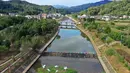 Foto dari udara menunjukkan tepian sungai yang telah direnovasi di Desa Zhikeng yang berada di Xiyang, Kota Meizhou, Provinsi Guangdong, China selatan (21/11/2020). Dalam beberapa tahun terakhir, Meizhou telah meningkatkan upaya untuk melestarikan lingkungan ekologis. (Xinhua/Li He)