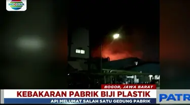 Dalam insiden ini, api melalap salah satu bangunan pabrik yang berisi bahan mudah terbakar.