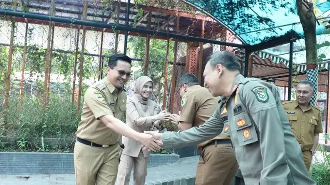 Potret Sahrul Gunawan dan Dine Mutiara sedang bersalaman (Sumber: Instagram/dine.pearl dan Instagram/sahrulgunawanofficial)