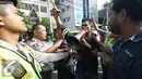 Mahasiswa saat berunjuk rasa di depan Kantor DPP PKB, Jakarta, Rabu (16/3). Kericuhan terjadi karena petugas melarang mahasiswa berunjuk rasa di depan Kantor DPP PKB sehingga mengakibatkan kemacetan di sekitar lokasi. (Liputan6.com/Immanuel Antonius)