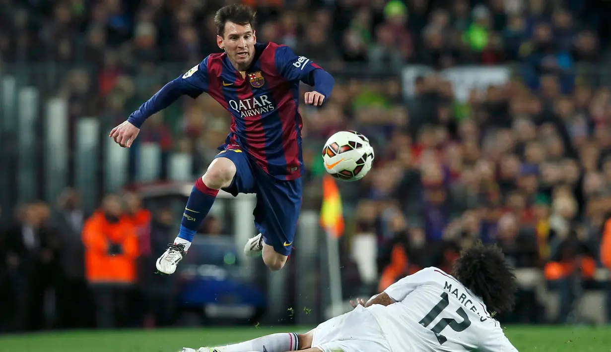 Penyerang Barcelona, Lionel Messi berusaha melewati bek Real Madrid Marcelo pada laga Liga Spanyol di Stadion Nou Camp, Senin (23/3/2015). Barcelona Menang 2-1 atas Real Madrid. (Reuters/Albert Gea
