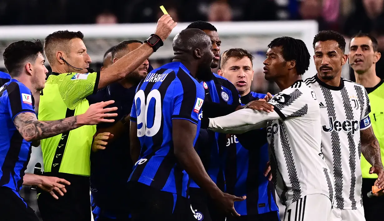 Striker Inter Milan, Romelu Lukaku (tengah) terlibat pertikaian dengan gelandang Juventus, Juan Cuadrado setelah mencetak gol penyeimbang 1-1 pada laga leg pertama semifinal Coppa Italia 2022/2023 di Allianz Stadium, Turin, Rabu (5/4/2023) dini hari WIB. (AFP/Marco Bertorello)